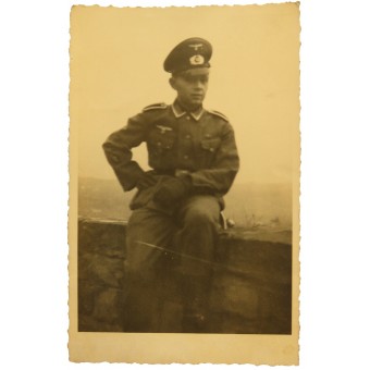 Wehrmacht unteroffizier täydessä univormussa ja visiirihattu. Espenlaub militaria